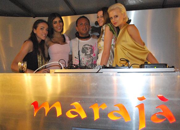 MARAJA - DJ DANILO QUARANTA CON LE SUE AMMIRATRICI MARAJA - DJ DANILO QUARANTA CON LE SUE AMMIRATRICI