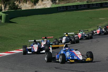 LO START DI GARA 3 DI FORMULA ABARTH CON RAMSAY E JOERG DAVANTI A TUTTI