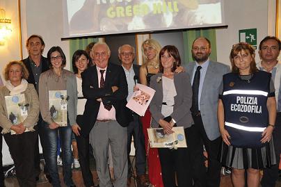 Al centro i dottori Pierluigi Castelli e Graziana Moretti con tutti i premiati per limpegno nel caso Green Hill Al centro i dottori Pierluigi Castelli e Graziana Moretti con tutti i premiati per limpegno nel caso Green Hill