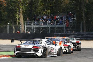 Alex Frassineti in Gara 2 sta per doppiare due vetture GT Cup