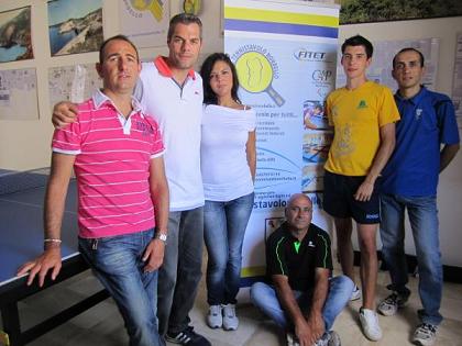 Il presidente del TennistavoloNorbello Simone Carrucciu assieme ai dirigenti Il presidente del TennistavoloNorbello Simone Carrucciu assieme ai dirigenti