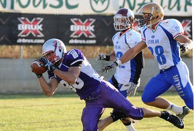 Matia Pisu con la maglia dei Guelfi Firenze sfida la nazionale italiana nel 4 helmets trophy