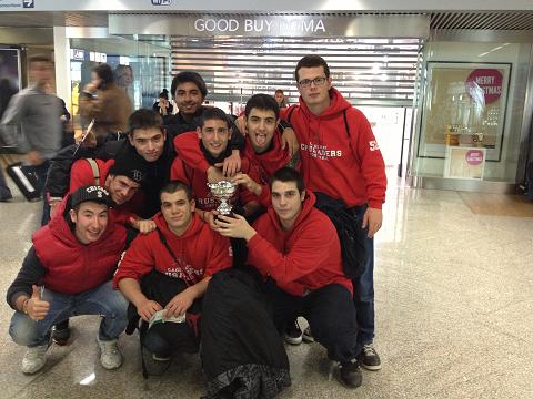 I fantastici 9 mostrano con orgoglio il trofeo vinto nella capitale