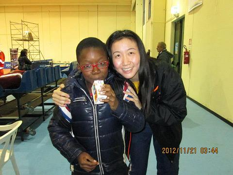 Jhon Michael Oyebode assieme alla campionessa cinese del Tennistavolo Norbello Wei Shuo Jhon Michael Oyebode assieme alla campionessa cinese del Tennistavolo Norbello Wei Shuo