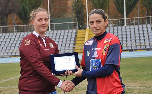 Vallotto consegna la targa a Panico foto Sofia Vallotto consegna la targa a Panico foto Sofia