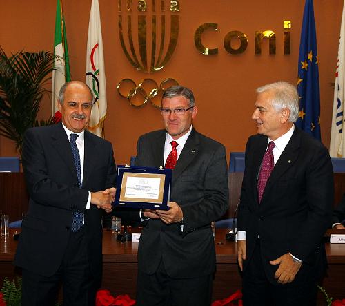 Mario Minervino premiato da Renato Di Rocco e Raffaele Pagnozzi - foto Scanferla