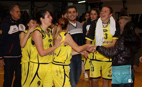 Stefania DArenzo festeggia con le sue compagne Foto Mauro Mascia Stefania DArenzo festeggia con le sue compagne Foto Mauro Mascia