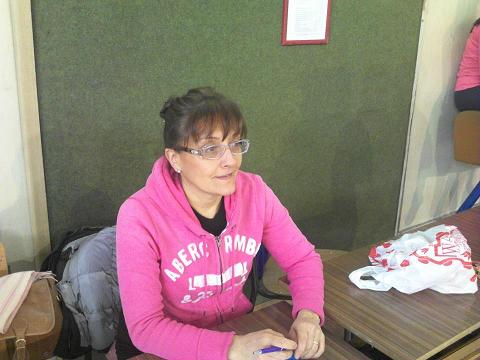La professoressa di educazione fisica del Liceo Scientifico Pacinotti Rolando assiste alla lezione di flag football