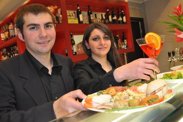 Bar Luciano - Daniel e Carol Zito servono un aperitivo Bar Luciano - Daniel e Carol Zito servono un aperitivo