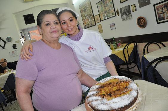 -Trattoria Santa Lucia - La cuoca Francesca Marras la figlia Raffaella con la pastiera