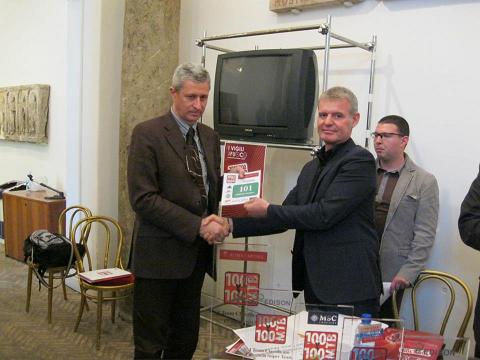 Fabrizio Santangelo e lorganizzatore Claudio Vettorel con la pettorina in ricordo di Andrea Nencini