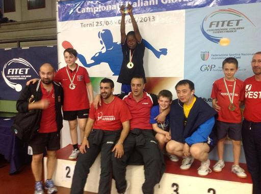 Foto di gruppo con il vincitore assieme ai suoi allenatori Curcio e Mondello e i suoi avversari Foto di gruppo con il vincitore assieme ai suoi allenatori Curcio e Mondello e i suoi avversari