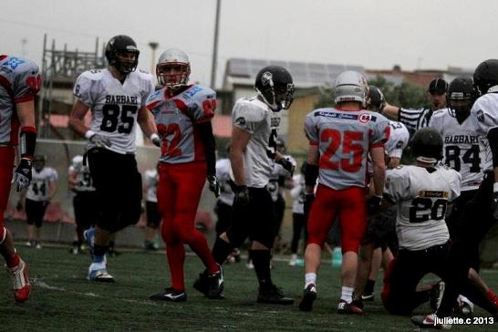 Mauro Mereu col numero 82 tra un nugolo di Lions Foto Giulia Congia