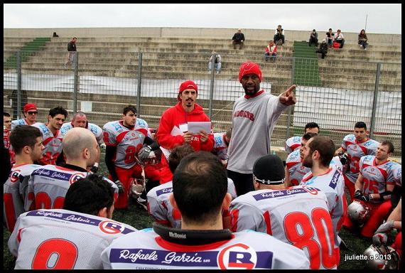 Efisio Melis lhead coach Tony Simmons e diversi crociati Foto Giulia Congia