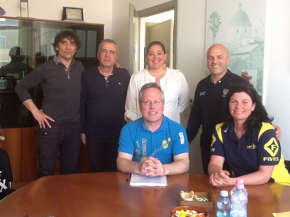 il delegato tecnico WA Ahlund Cenneth con il vicepresidente Fitarco Paolo Poddighe e lassessore ai Grandi Eventi di Alghero Alma Cardi