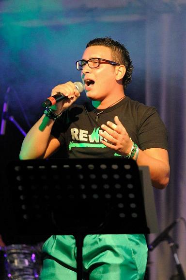 ve.14-6-13CroonerLuca Berogno leader della band emergente genovese Rewind live unplugged ve.14-6-13CroonerLuca Berogno leader della band emergente genovese Rewind live unplugged