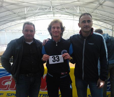 vigilia GF Costa dei Parchi 2013 il pilota F1 Jarno Trulli al centro con gli organizzatori