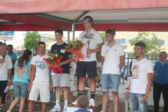 Memorial Domenico DAlessio 2013 il podio con i professionisti Pirazzi sx e Proni dx Memorial Domenico DAlessio 2013 il podio con i professionisti Pirazzi sx e Proni dx