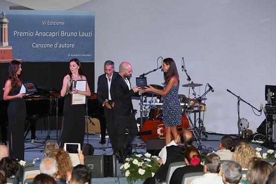 Diana Aquila premia Giuliano Sangiorgi Diana Aquila premia Giuliano Sangiorgi