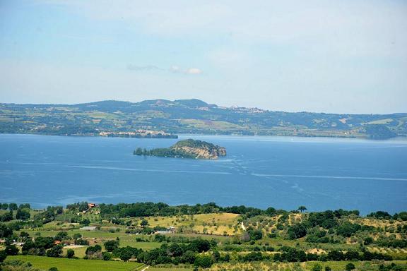 La Carrareccia 2013 il lago di Bolsena dal versante di Montefiascone