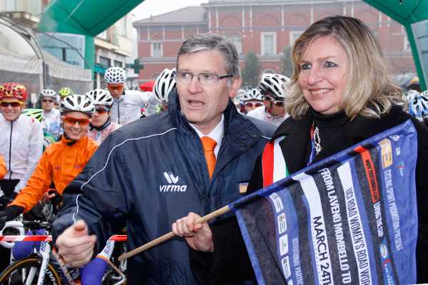 Mario Minervino e Graziella Giacon sindaco di Laveno Mombello sede di partenza del trofeo Binda 2014