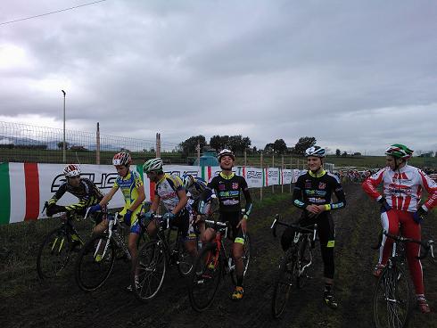 Trofeo Park Bike Anagni 2013 la partenza juniores con Perna e Teti in maglia nera Zerokappa Asd