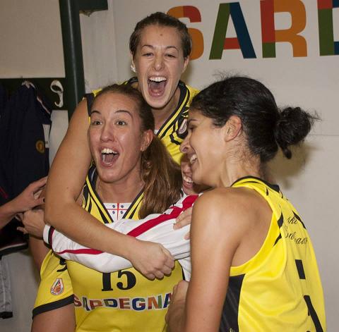 Elena Nordio esulta a fine partita assieme a Greta Brunelli e Roksana Yordanova Foto Mauro Mascia
