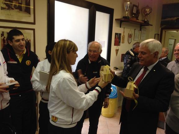 Selene Perseu consegna le confezioni di pasta di cappero selargino al presidente Giuseppe Tiana