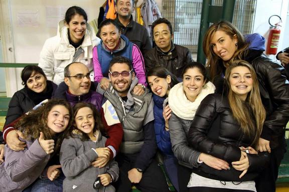 Al centro coach Fabrizio Staico circondato da atlete e tifose Foto Mauro Mascia Al centro coach Fabrizio Staico circondato da atlete e tifose Foto Mauro Mascia