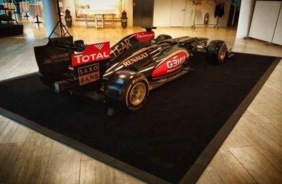 Saxo Bank scende in pista con il Team Lotus di Formula 1