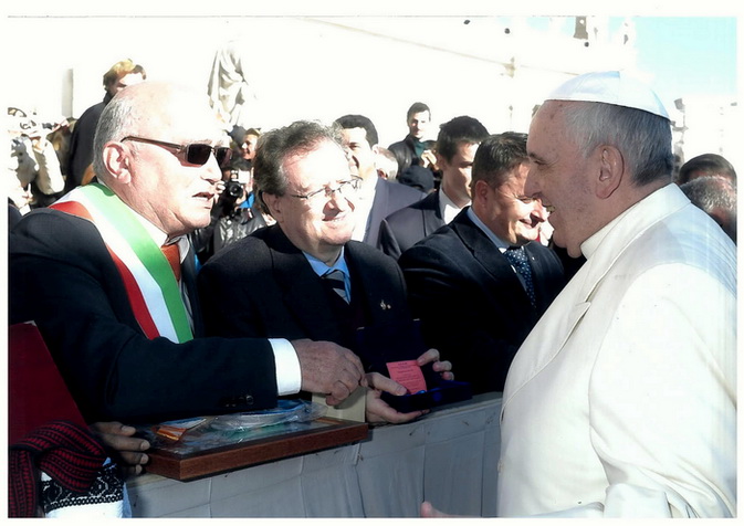 Vaticano.4.12.2013 G. Delfino e A. Licata incontrano Papa Francesco Vaticano.4.12.2013 G. Delfino e A. Licata incontrano Papa Francesco