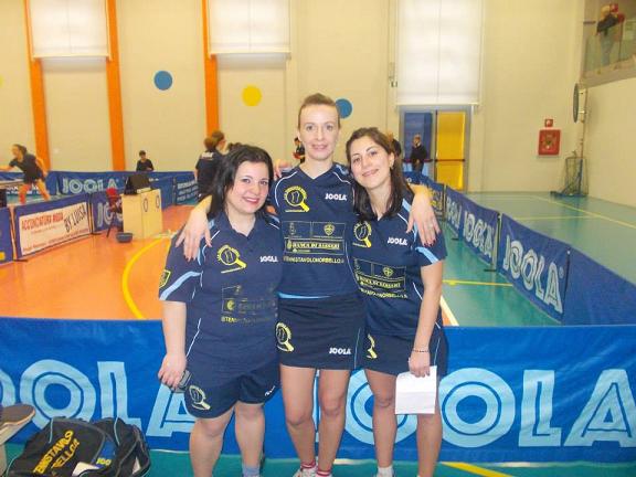 Al centro Marialucia Di Meo con le compagne Silvia Deligia e Elonora Trudu durante il concentramento di A2 a Cuneo