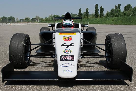 La Tatuus F4 T014 motorizzata Abarth allo shakedown di Vairano con Raffaele Giammaria
