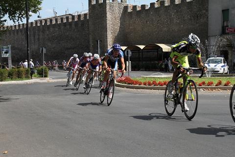 1Trofeo Adolfo Leoni 2012 il gruppo sfila velocissimo a fianco delle mura storiche di Via Canali