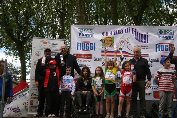 GF Fiuggi Agnoli 2014 i bambini di PedaLatium Boys Cinelli alle premiazioni con Marina Romoli