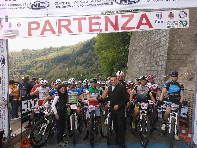 Marathon Colli Albani La Via Sacra 2014 la partenza da Nemi col sindaco Bertucci