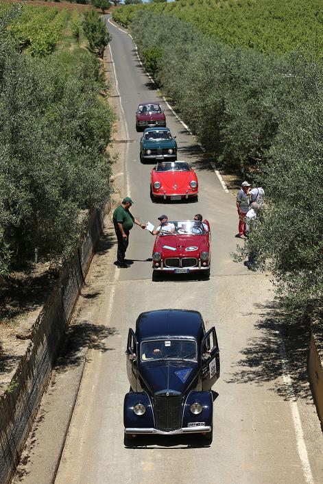 1Vetture incolonnate nelle campagne di Caltagirone