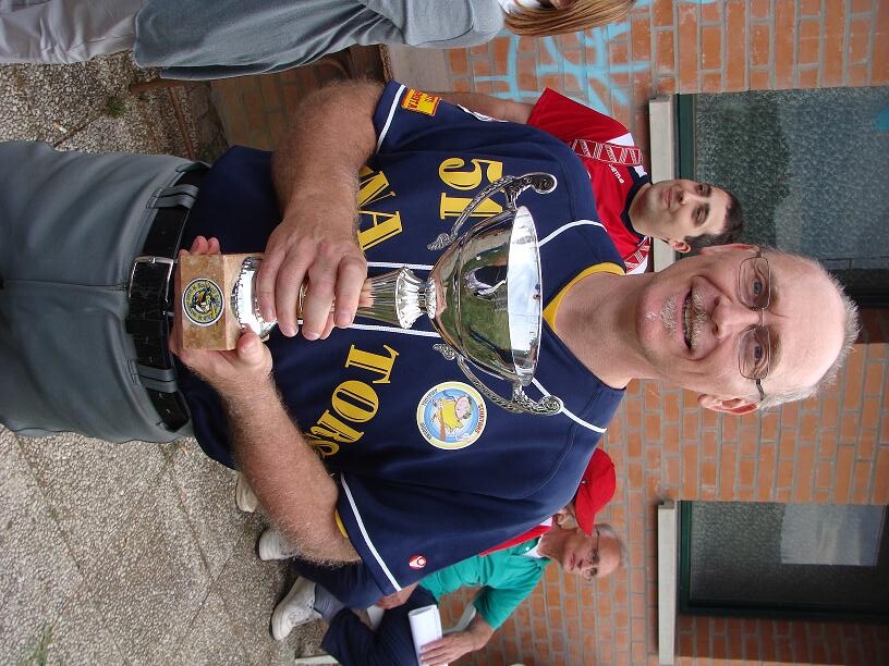 Caludio Champ Campioli col trofeo appena vinto Caludio Champ Campioli col trofeo appena vinto