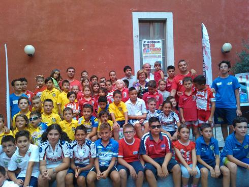11Memorial Luigi DAnnibale 2013 la festa dei baby biker sul podio premiazioni con la famiglia DAnnibale