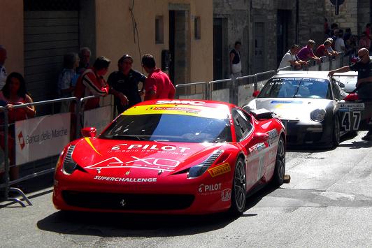 Ferrari e Porsche nel centro storico di Gubbio al Trofeo Fagioli 2013