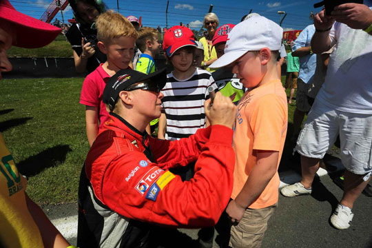 1piloti-autografi-pitlane 1piloti-autografi-pitlane
