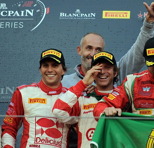 Rizzoli Gai e il team principal Amadio festeggiano i titoli piloti e team del BES sul podio della 1000 km del Nurburgring