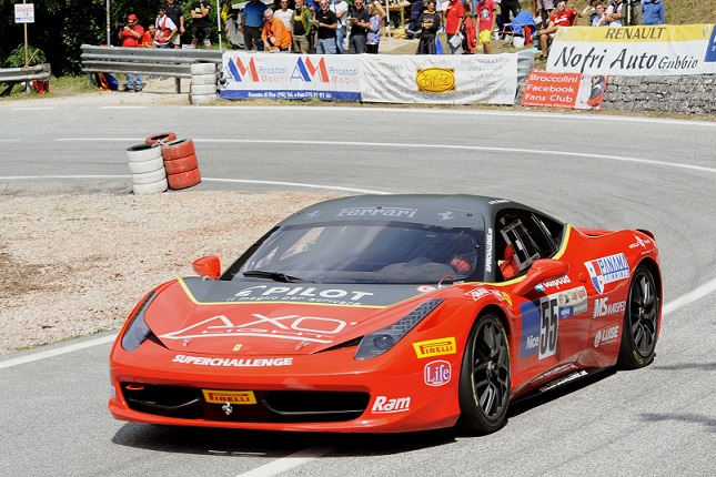 Il campione italiano GT Roberto Ragazzi in azione a Gubbio sulla Ferrari 458 Photostudio
