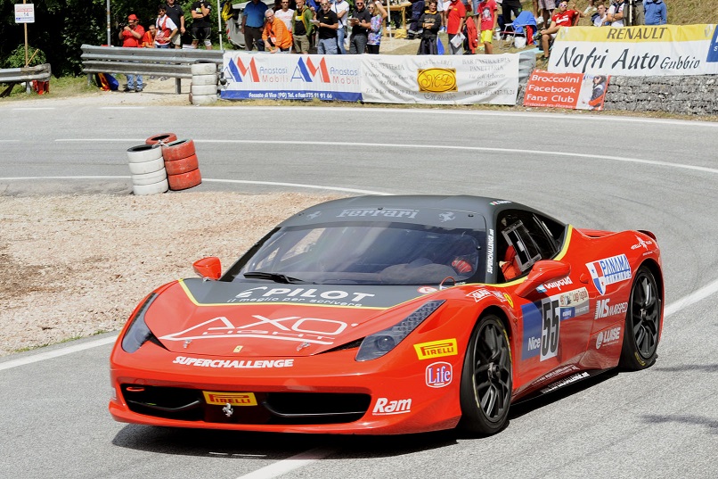 Anche la Ferrari 458 gommata Pirelli del campione italiano GT Roberto Ragazzi sarà presente al Master Drivers Photostudio