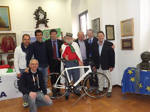 1aGaribaldi Paolo Celli con gli organizzatori di Emozione Bici