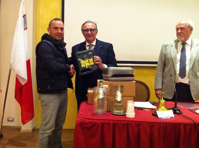 il presidente Parlato consegna a Lo Piccolo il defibrillatore il presidente Parlato consegna a Lo Piccolo il defibrillatore