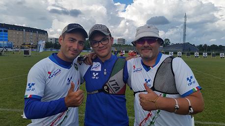 Mauro Nespoli David Pasqualucci e Michele Frangilli festeggiano la qualificazione olimpica e la finale oro copia