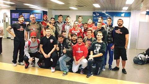 Giocatori e allenatori dellunder 19 Crusaders posano in aeroporto Giocatori e allenatori dellunder 19 Crusaders posano in aeroporto