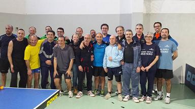 Foto di gruppo tra tutti i partecipanti alla srie B veterani ad Oristano