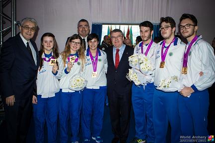 Gli azzurrini con il Presidente CIO Thomas Bach il Presidente Fitarco Mario Scarzella e il Presidente WA Ugur Erdener